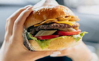 بهترین فست فود در ولیعصر تبریز کجاست؟ تجربهای متفاوت با عطاویچ!