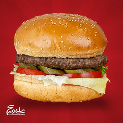 یک عدد برگر 160 گرمی ، نان گرد رومال دار کنجدی ، گوجه فرنگی ، خیار شور و کاهو همبرگر