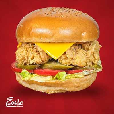 2عدد فیله مرغ سوخاری شده ، یک ورق پنیر گودا ، خیار شور ، کاهو ، گوجه و نان گرد رومال دار کنجدی زینگر