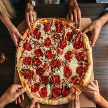 چرا پیتزا یک غذای عالی برای شب بازی است؟