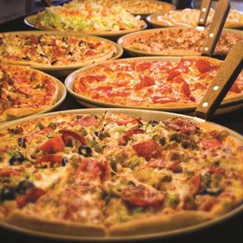 پیتزا؛ غذایی که همه را دوره هم جمع می‌کند.